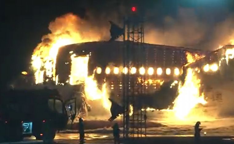 El avión en llamas.