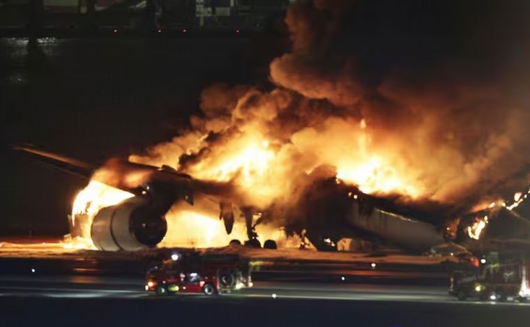FOTO: El incendio del avión de Japan Airlines.