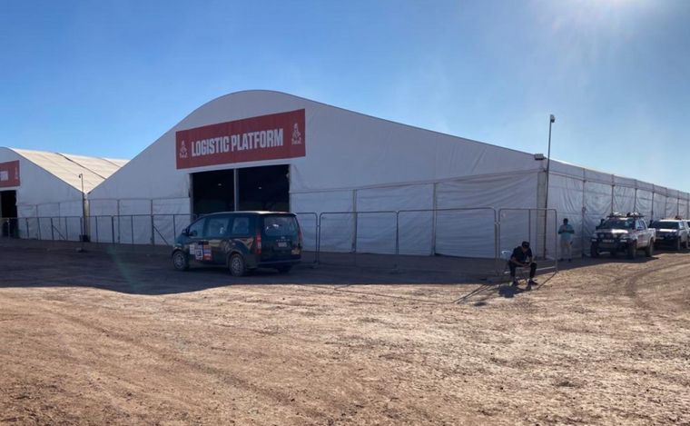 Una enorme carpa aloja todo lo que se necesita para la logística