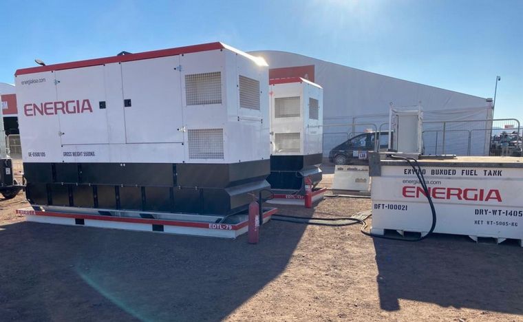 Una enorme cantidad de generadores de energía están dispersos por el campamento