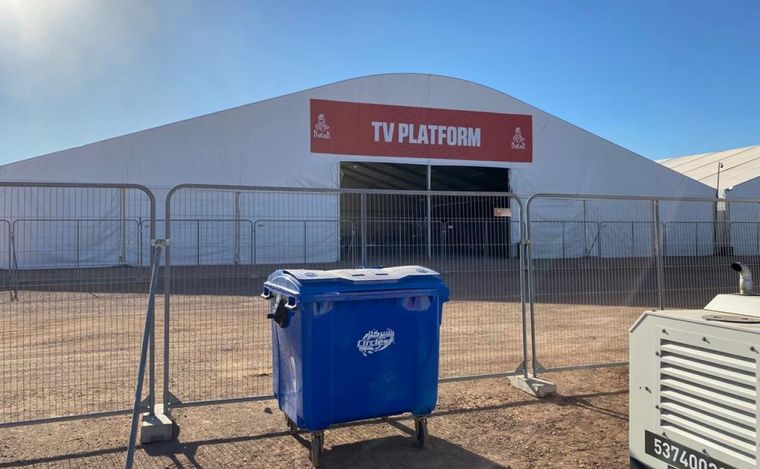 La TV tiene su una gran carpa para sus equipos