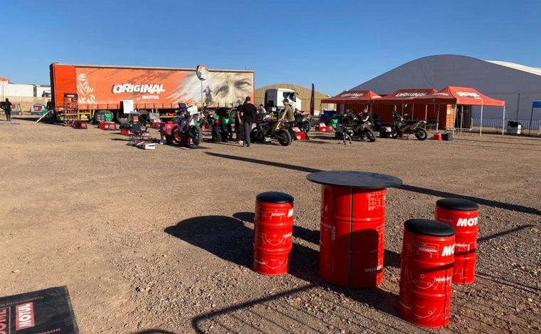 Los pilotos 'moto maleta' se asisten solos y este es su sitio