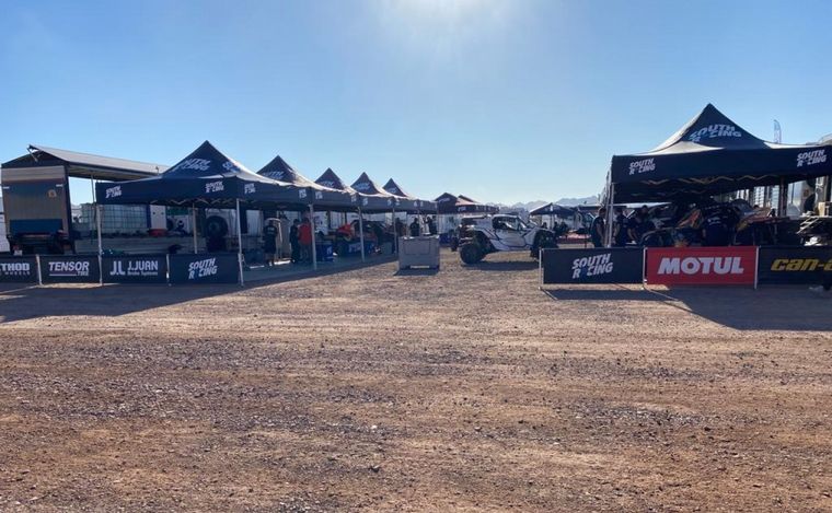 Uno de los equipos, el South Racing, y sus carpas para atender los vehículos
