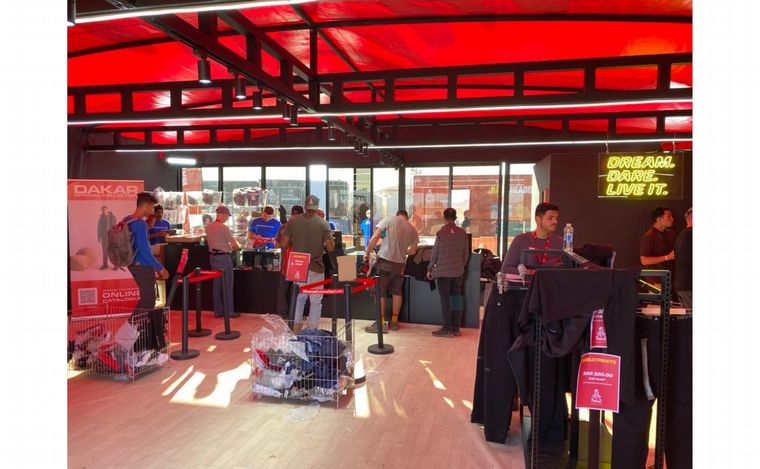 El 'Dakar Shop', con el merchandising oficial no para de vender