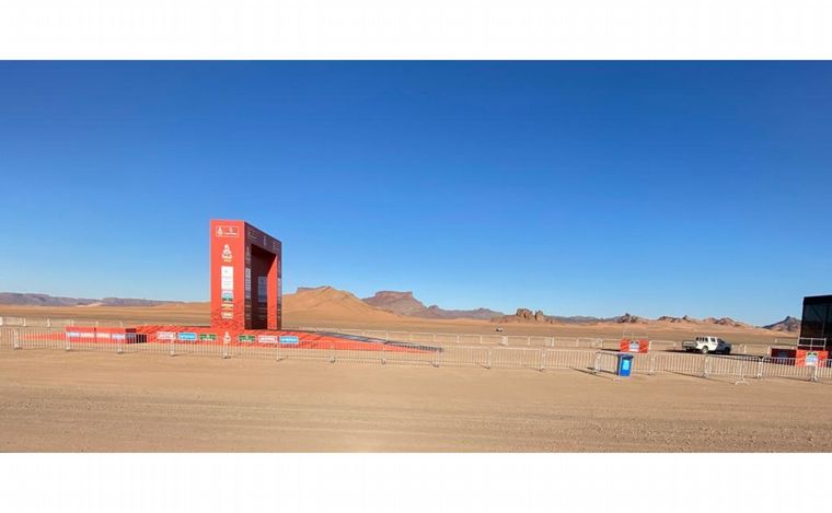 FOTO: El arco de largada y el desierto de AlUla de fondo