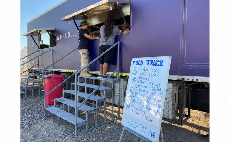 FOTO: Un 'food truck' cocina para los que extrañan la comida occidental