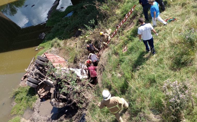 El camión cayó desde el puente al Arroyo del Medio