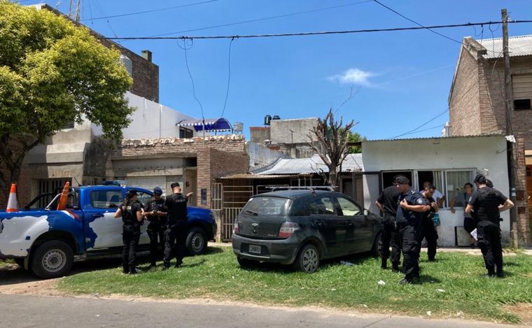 Un hombre se atrincheró en su casa de Larrea al 2000 con sus hijos menores de edad