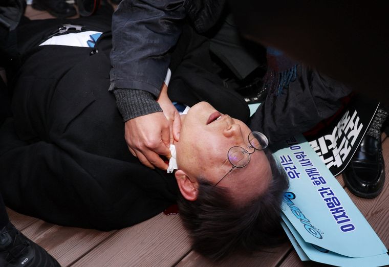 FOTO: Apuñalaron al jefe de la oposición surcoreana, Lee Jae-myung.