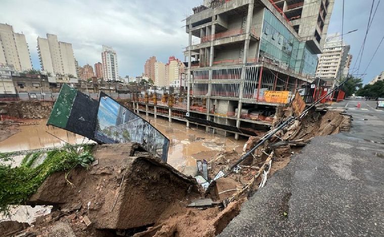 Socavón en Córdoba. (Foto: Daniel Cáceres/Cadena 3)