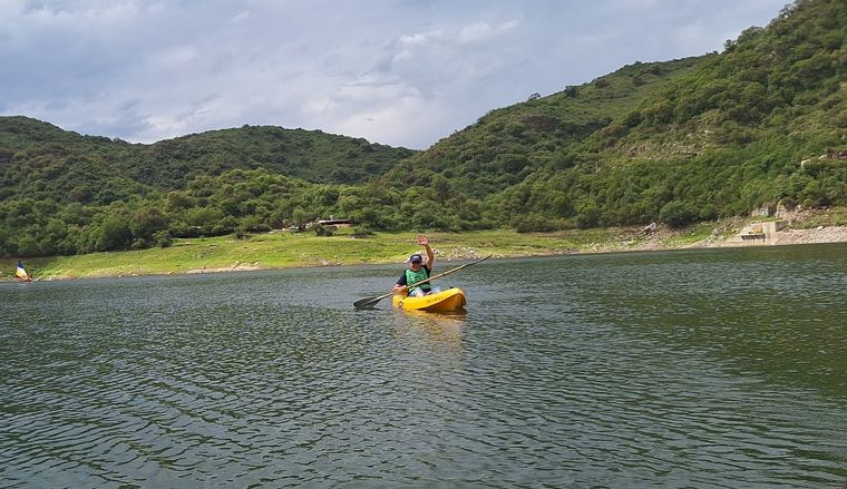 FOTO: Orlando Morales se animó a dar un paseo en canoa en el Dique La Quebrada.