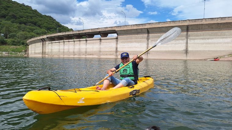 FOTO: Orlando Morales se animó a dar un paseo en canoa en el Dique La Quebrada.