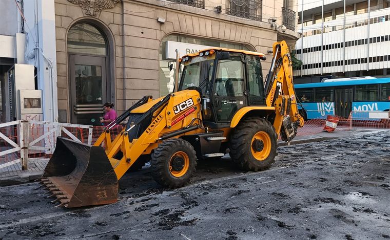 Comerciantes de calle Santa Fe enojados por falta de aviso del inicio de obras.