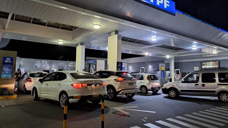 Largas filas para cargar combustible en estaciones de Córdoba