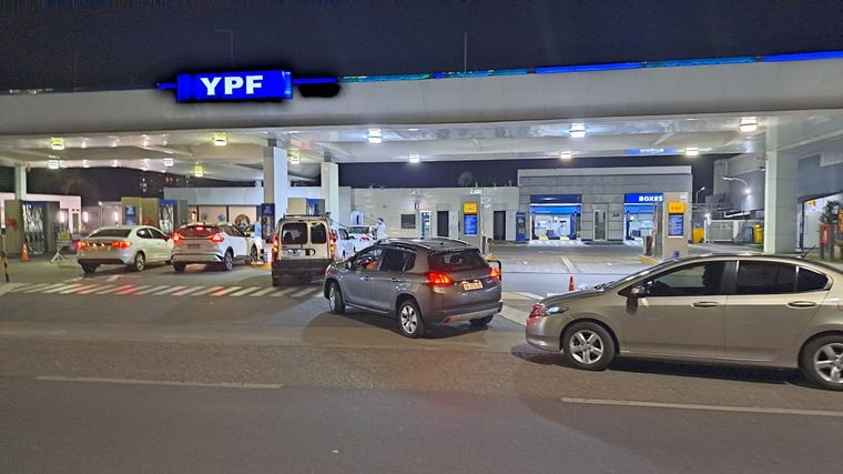 Largas filas para cargar combustible en estaciones de Córdoba