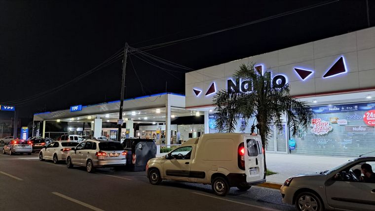 Largas filas para cargar combustible en estaciones de Córdoba