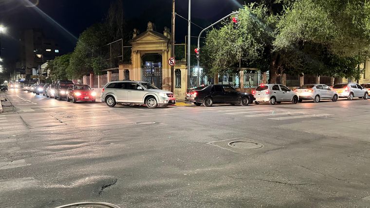 FOTO: Largas filas para cargar combustible en estaciones de Córdoba