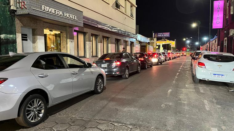 Largas filas para cargar combustible en estaciones de Córdoba