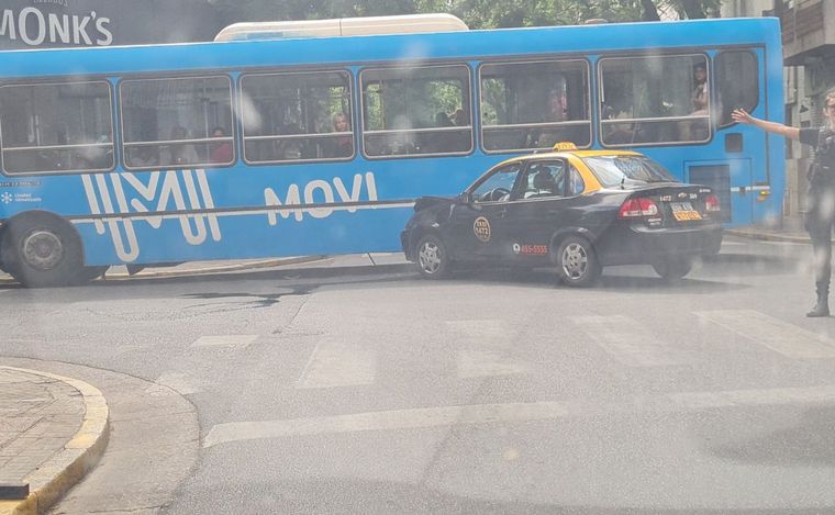 Un taxi y un colectivo chocaron en Tucumán y Moreno. Foto: @castillaedu