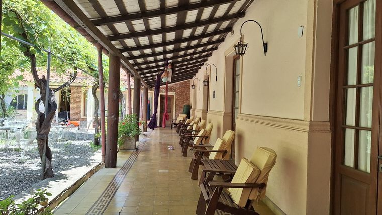 El Búho: un complejo para disfrutar jamones de primer nivel y descansar.