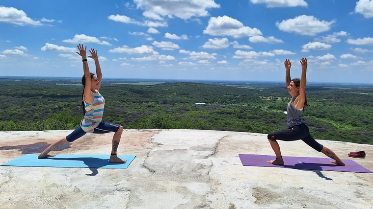Orlando Morales hizo yoga junto al arroyo en Salsipuedes.