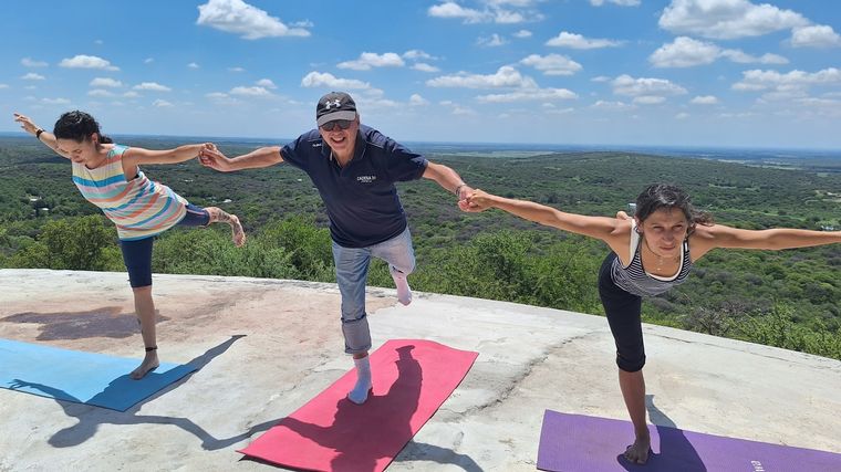 Orlando Morales hizo yoga junto al arroyo en Salsipuedes.