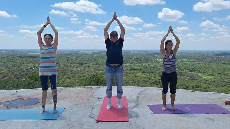 Orlando Morales hizo yoga junto al arroyo en Salsipuedes.