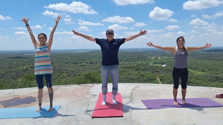 Orlando Morales hizo yoga junto al arroyo en Salsipuedes.