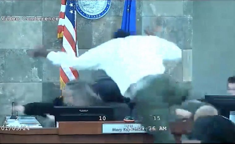 FOTO: El sujeto se abalanzó sobre la jueza (Foto: captura de video)