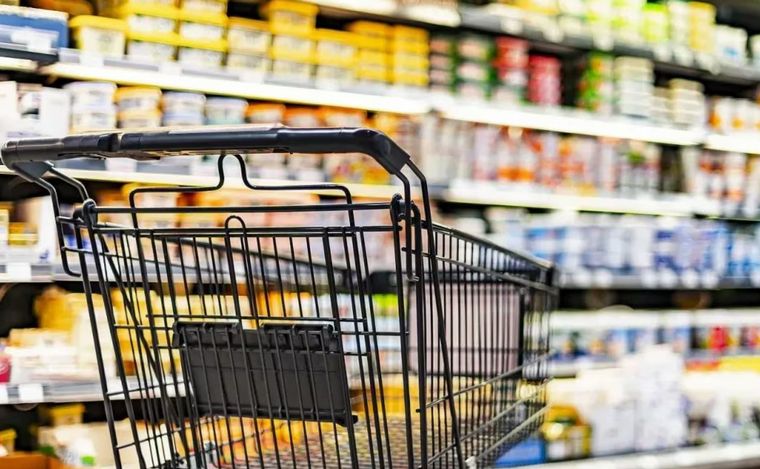 La decisión del Gobierno fue tomada tras la reunión de Caputo con los supermercados. 