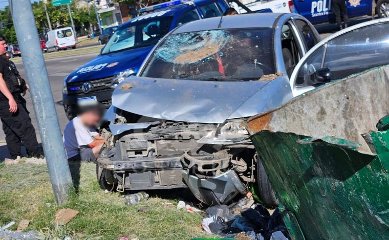 El Citroen C3 terminó incrustado contra una columna