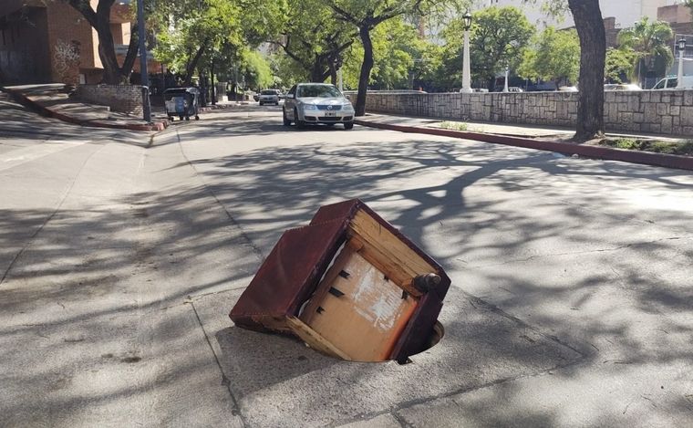 Un sillón cubre una boca de tormenta en Córdoba. (Fernando Barrionuevo/Cadena 3)