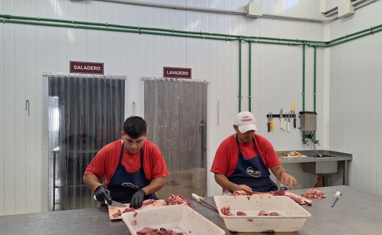 Don Lino, la gran fábrica de salame de Colonia Caroya.