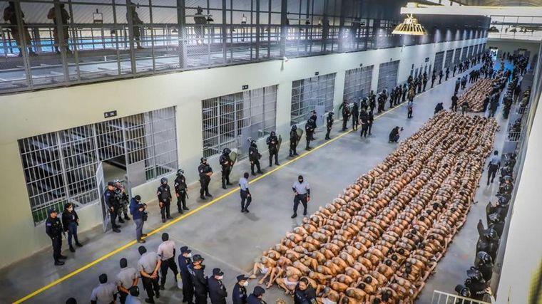 FOTO: Ecuador: Noboa reveló que construirá cárceles iguales a las de El Salvador