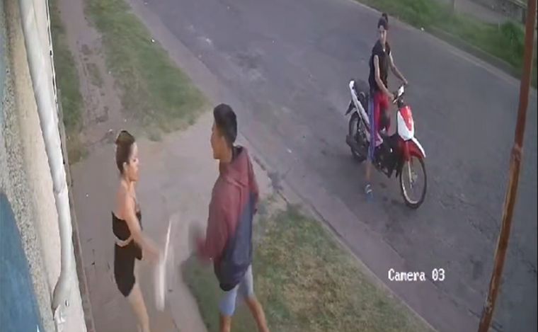 Video: una joven fue asaltada a cara descubierta cuando iba al kiosco.