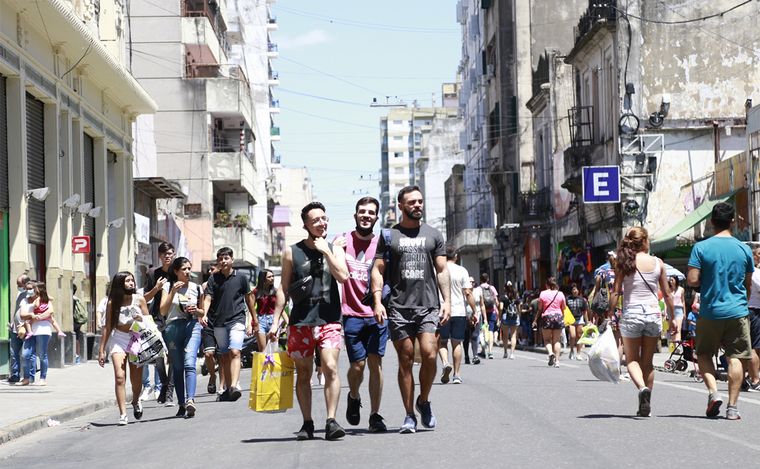 Calle San Luis se peatonaliza este viernes para esperar a los Reyes Magos.