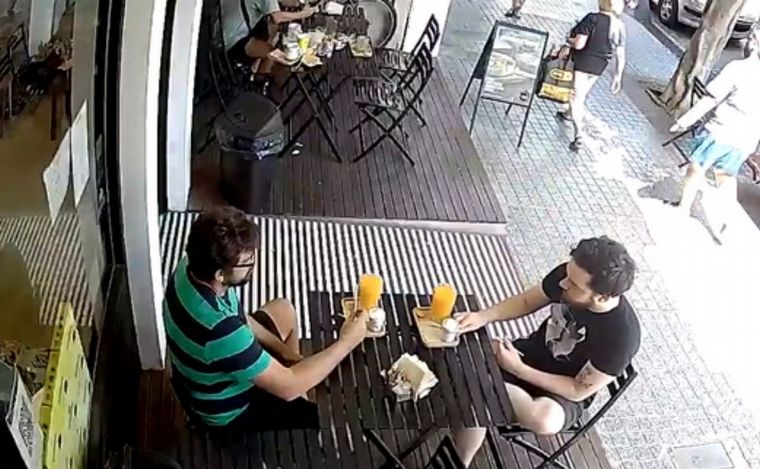 Le robaron a punta de pistola en un café de Bernal.