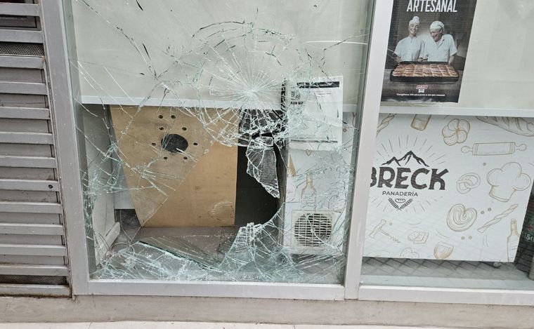 Reponer el vidrio de la panadería implica un gasto de 1 millón de pesos.