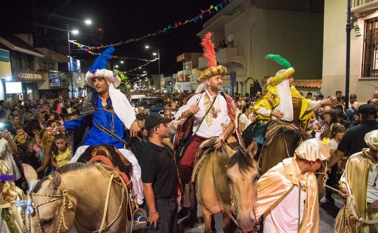 FOTO: Se celebra el desfile de Reyes Magos en Alta Gracia. (Foto: Redacción Alta Gracia)