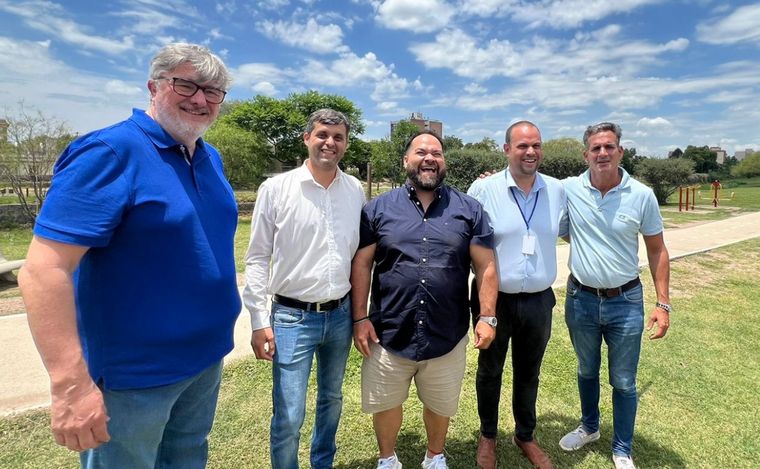 Fuentes junto al intendente, al presidente del Festival y al equipo de Cadena 3.