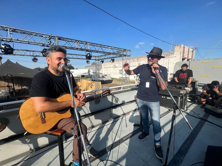 Los Nocheros inauguraron el escenario móvil de Cadena 3 en la previa festivalera