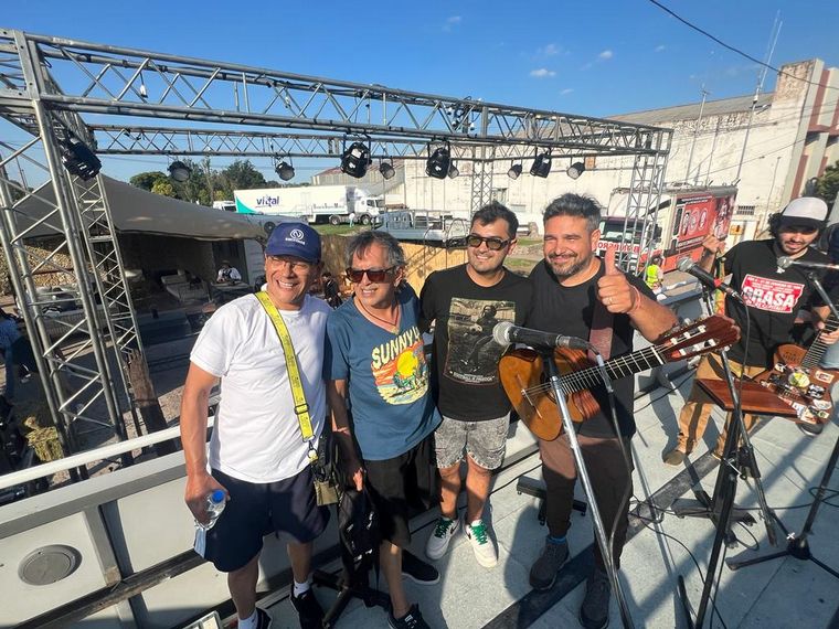 Los Nocheros inauguraron el escenario móvil de Cadena 3 en la previa festivalera