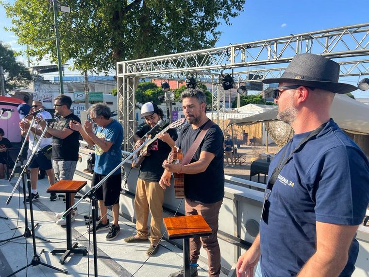 Los Nocheros inauguraron el escenario móvil de Cadena 3 en la previa festivalera