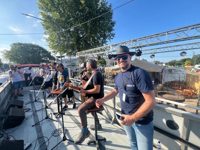 Los Nocheros inauguraron el escenario móvil de Cadena 3 en la previa festivalera