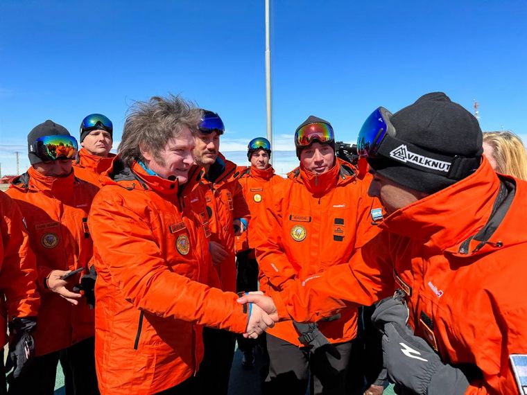 FOTO: Javier Milei visitó las bases Marambio y Esperanza en la Antártida