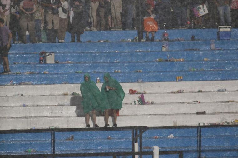 Suspendieron la segunda noche del Festival de Jesús María por la fuerte tormenta.
