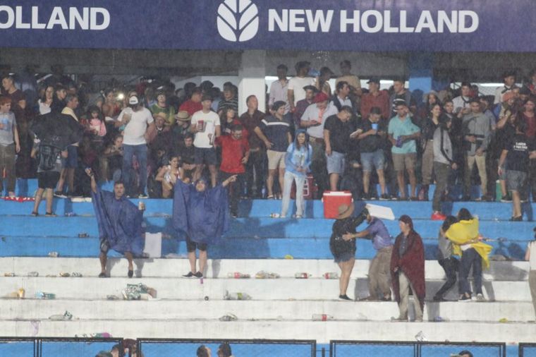 Suspendieron la segunda noche del Festival de Jesús María por la fuerte tormenta.