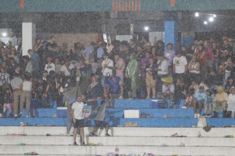 Suspendieron la segunda noche del Festival de Jesús María por la fuerte tormenta.