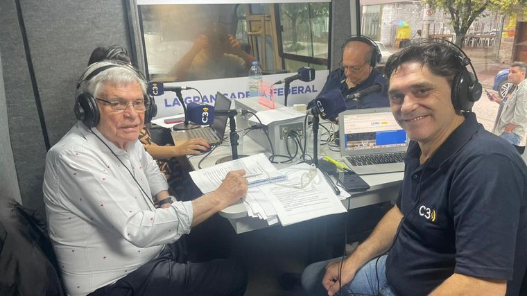 Rony Vargas transmite desde Jesús María en el estudio móvil de Cadena 3