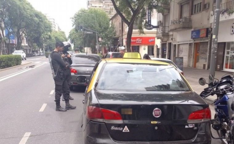 FOTO: Tanto el taxi como el vehículo particular fueron remitidos al corralón. 